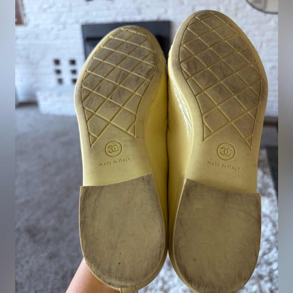 CHANEL Yellow and Black Flats - Picture 5 of 6